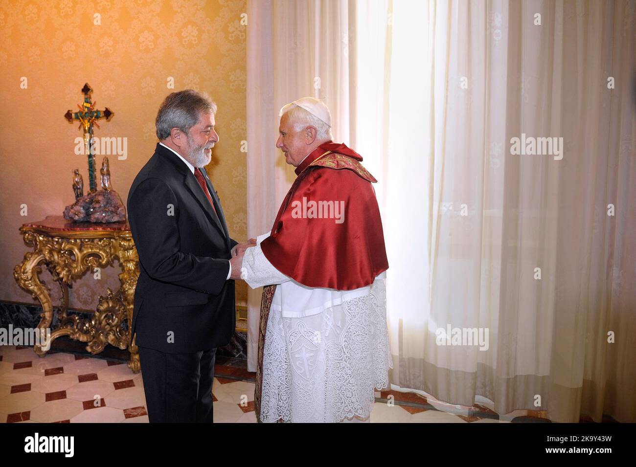Vatikanstadt. 30. Oktober 2022. Der brasilianische Präsident Luiz Inacio Lula da Silva.in das Bild Papst Benedikt XVI. Trifft den brasilianischen Präsidenten Luiz Inacio Lula da Silva am 13. November 2008 im Vatikan. Kredit: dpa/Alamy Live Nachrichten Stockfoto