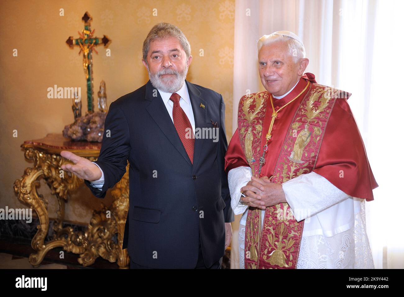 Vatikanstadt. 30. Oktober 2022. Der brasilianische Präsident Luiz Inacio Lula da Silva.in das Bild Papst Benedikt XVI. Trifft den brasilianischen Präsidenten Luiz Inacio Lula da Silva am 13. November 2008 im Vatikan. Kredit: dpa/Alamy Live Nachrichten Stockfoto