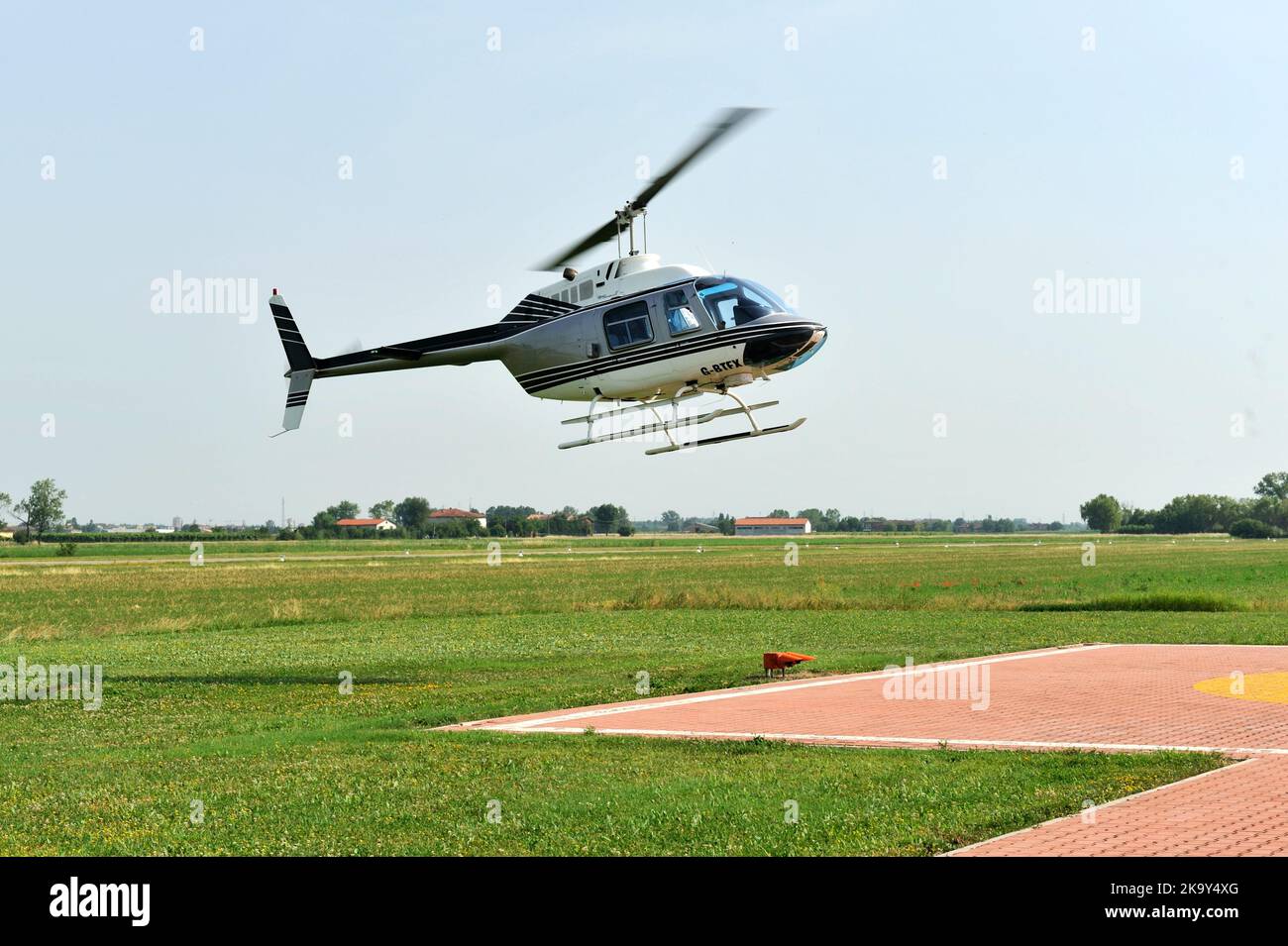 Helikopter Bell-206 Jet Ranger landet auf einer Startbahn Stockfoto