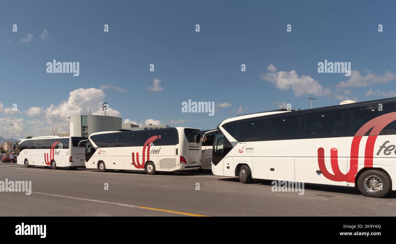 Hereaklion, Kreta, Griechenland. 2022. Im Hafen von Heraklion auf Kreta warteten Busse auf Kreuzfahrtpassagiere. Stockfoto