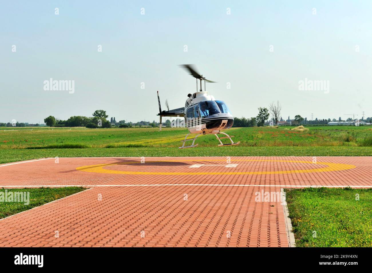 Helikopter Bell-206 Jet Ranger landet auf einer Startbahn Stockfoto