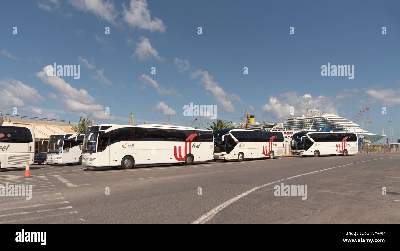 Hereaklion, Kreta, Griechenland. 2022. Im Hafen von Heraklion auf Kreta warteten Busse auf Kreuzfahrtpassagiere. Stockfoto