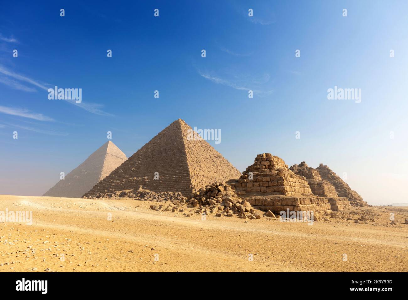 Ägypten. Kairo - Gizeh. Gesamtansicht der Pyramiden vom Gizeh Plateau aus drei Pyramiden, bekannt als Queens Pyramids, auf der Vorderseite, in der Reihenfolge von links: Die Stockfoto