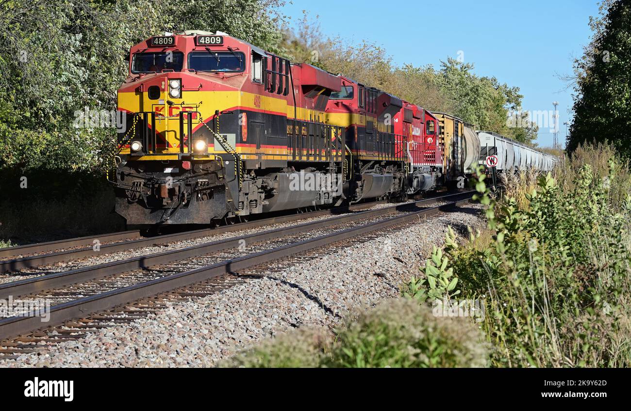 Elgin, Illinois, USA. Zwei Lokomotiven der Kansas City Southern Railway führen einen Güterzug der Canadian Pacific Railway. Stockfoto
