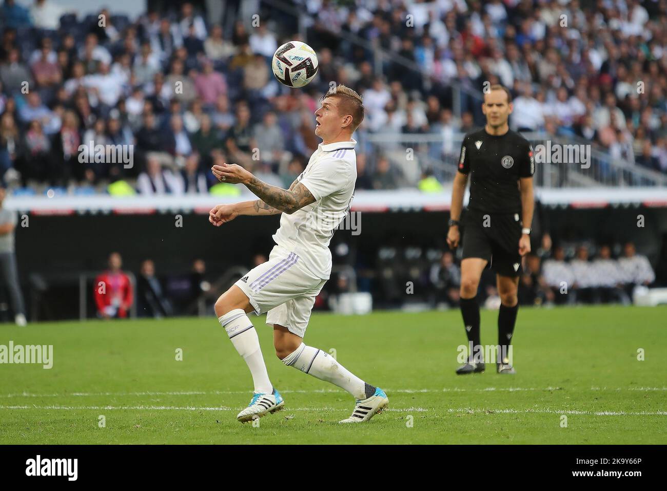 Madrid, Spanien, am 30. Oktober 2022. Real Madrid´s Toni Kroos in Aktion während des La Liga Match Day 12 zwischen Real Madrid C.F. und Girona im Santiago Bernabeu Stadion in Madrid, Spanien, am 30. Oktober 2022 Credit: Edward F. Peters/Alamy Live News Stockfoto