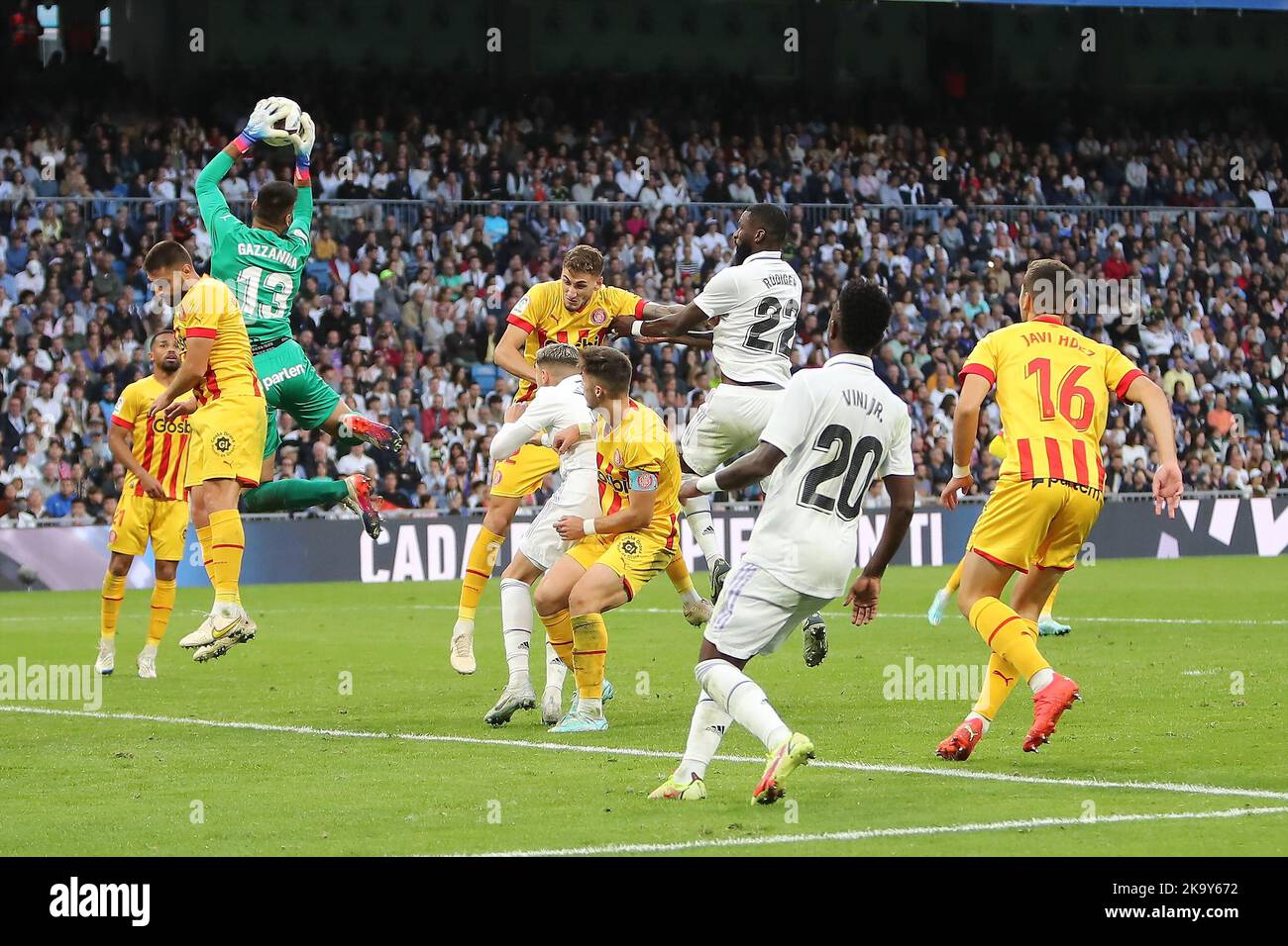 Madrid, Spanien, am 30. Oktober 2022. Girona´s Gazzaniga in Aktion während des La Liga Match Day 12 zwischen Real Madrid C.F. und Girona im Santiago Bernabeu Stadion in Madrid, Spanien, am 30. Oktober 2022 Credit: Edward F. Peters/Alamy Live News Stockfoto