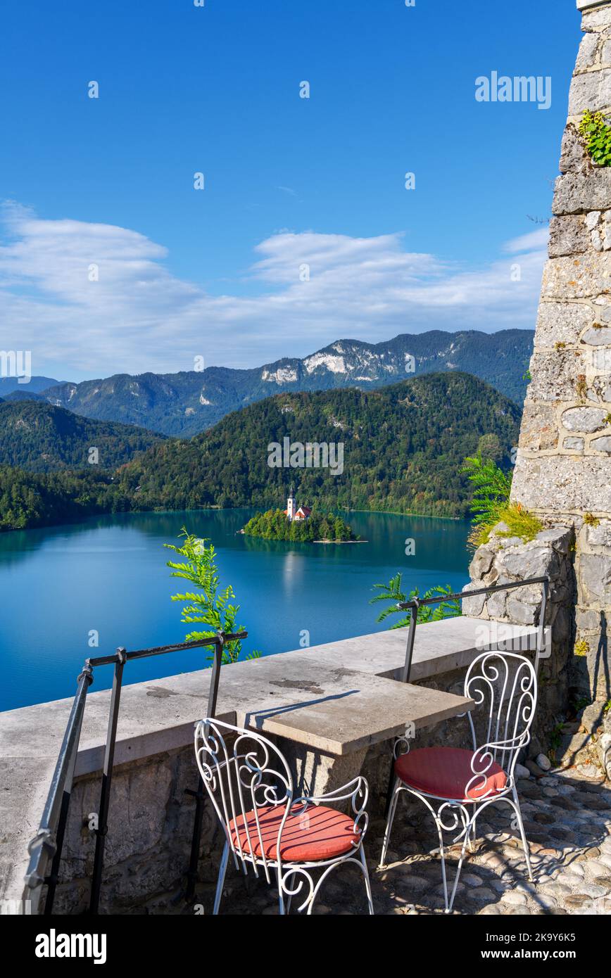 Die Terrasse des Cafés im Schloss Bled mit Blick auf den See und die Insel Bled, den Bleder See, Slowenien Stockfoto