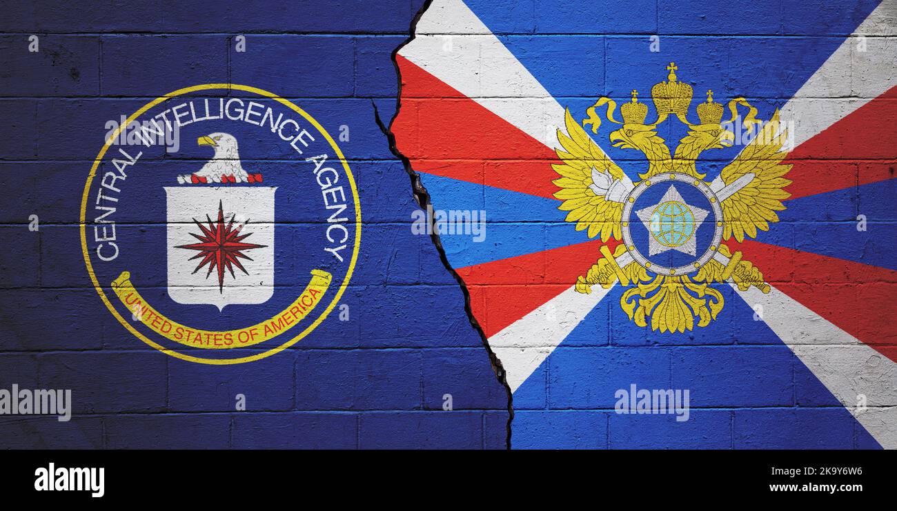 Rissige Ziegelwand mit einer Flagge der Central Intelligence Agency (USA) und einer Flagge des Foreign Intelligence Service (Russland) Stockfoto
