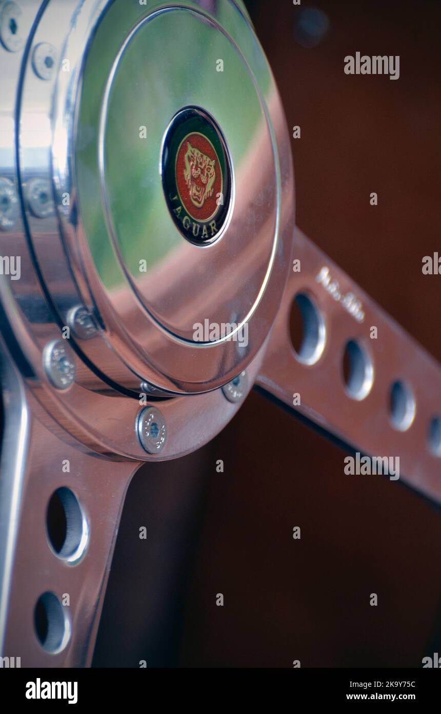 Jaguar Sportwagen-Lenkradboss und Speichen im Vintage-stil Stockfoto