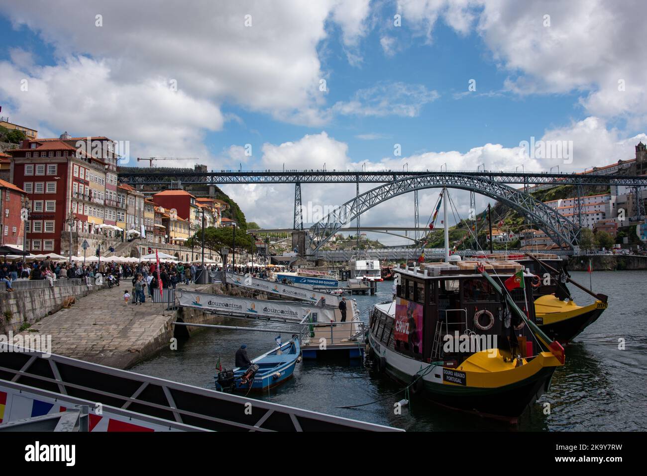 Porto's Perspektive, Haus und Brücke Stockfoto