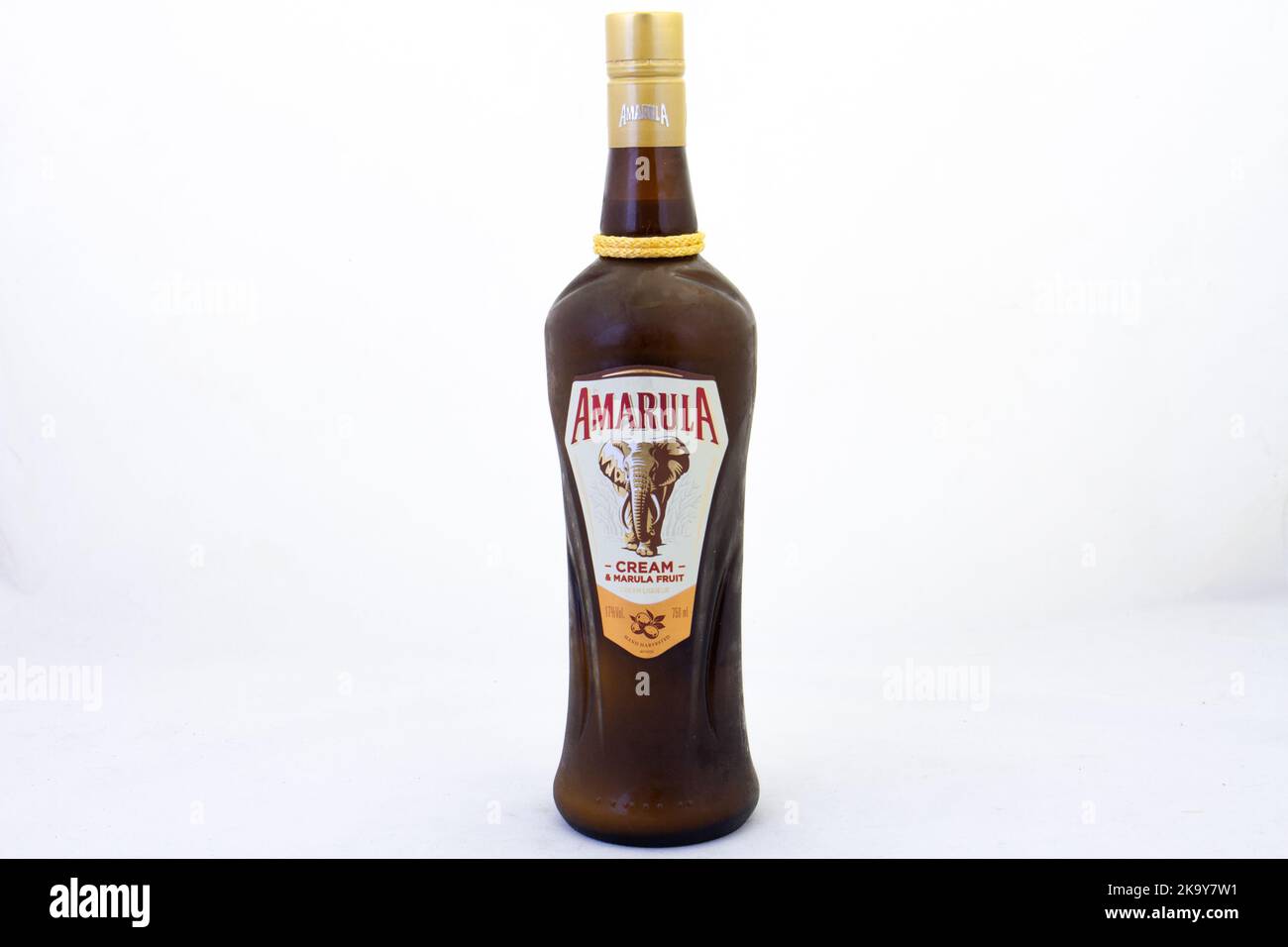 Johannesburg, Südafrika - eine Flasche ikonischen Amarula-Likörs isoliert Stockfoto