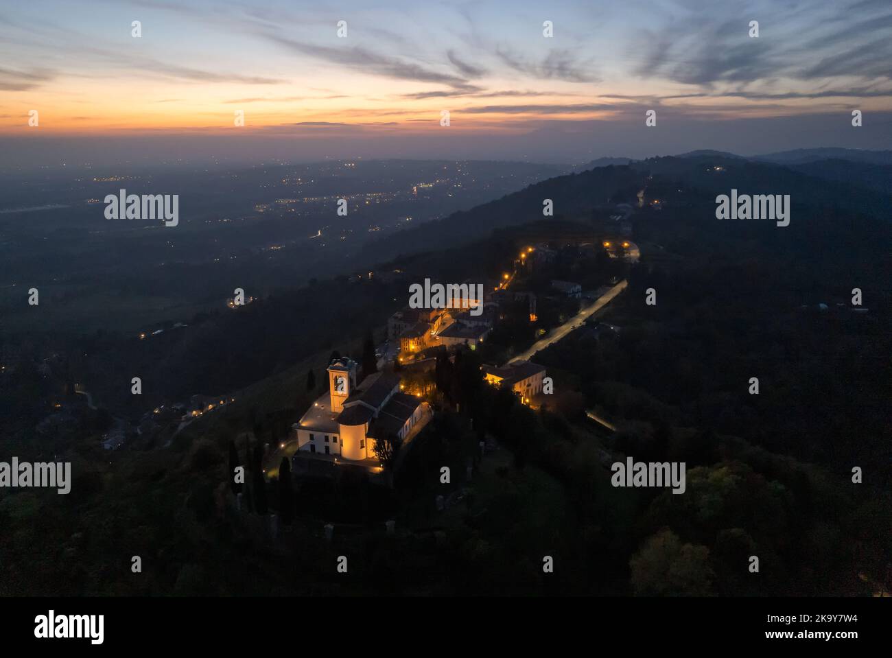 Luftaufnahme von Montevecchia Heiligtum und seine Hügel bei Dämmerung, kleines Dorf in der Nähe von Mailand, Lombardei, Italien Stockfoto