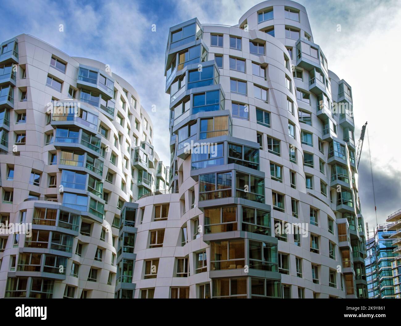 Frank Gehry entwarf den Prospect Place, ein neues Wohngebäude im renovierten Battersea Power Station Reentwicklungsgebiet, Wandsworth, London. Stockfoto
