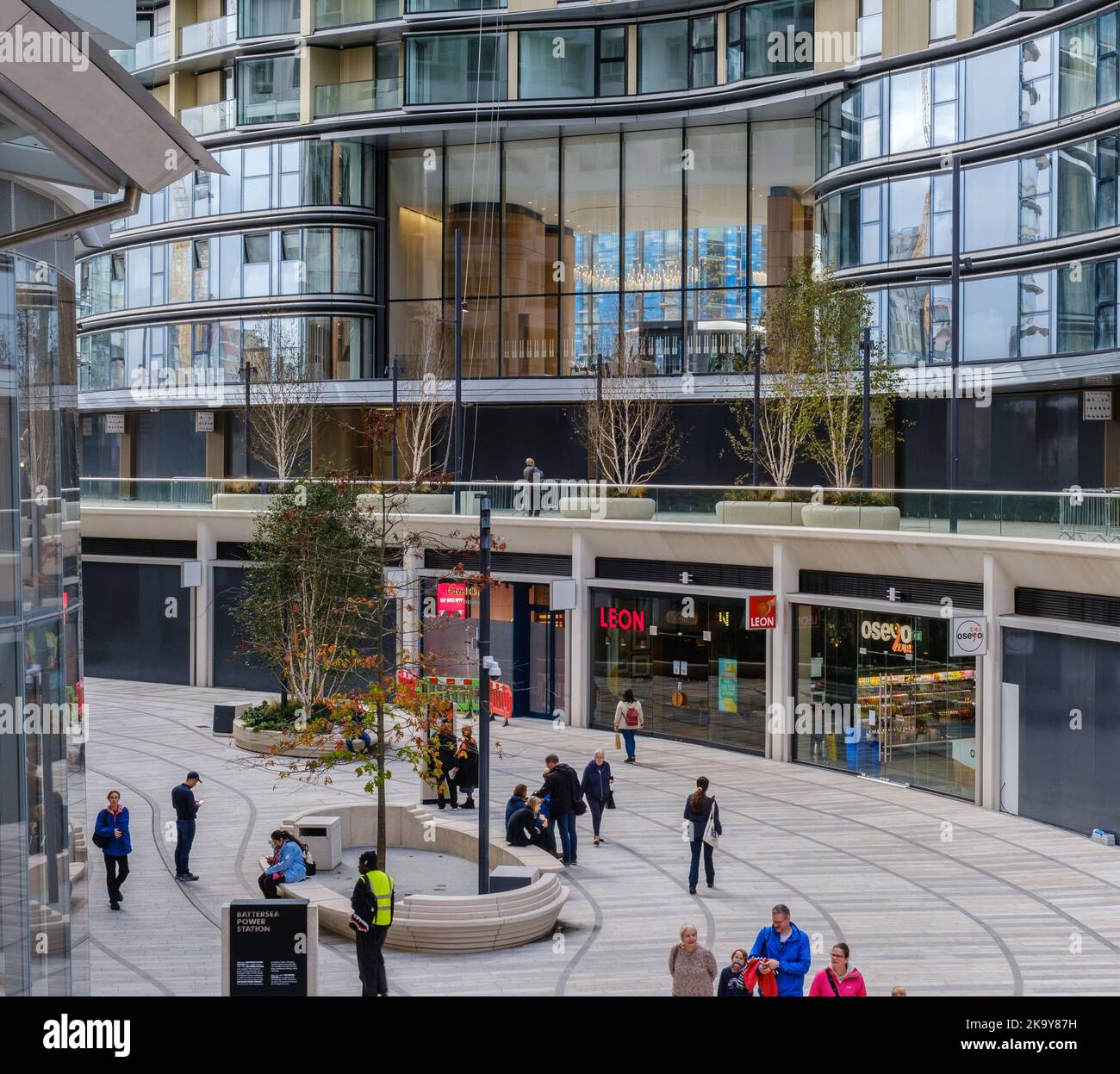 Auf dem Electric Boulevard, Londons neuester Hauptstraße, zwischen Battersea Roof Gardens und Prospect Place am Battersea Power Station laufen die Menschen zu Fuß. Stockfoto