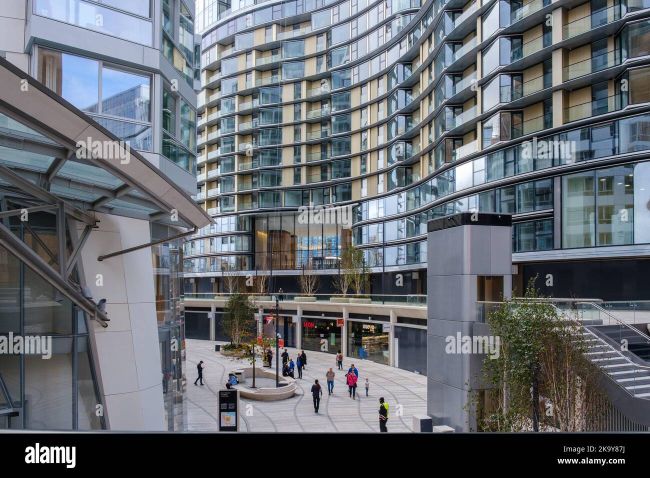 Auf dem Electric Boulevard, Londons neuester Hauptstraße, zwischen Battersea Roof Gardens und Prospect Place am Battersea Power Station laufen die Menschen zu Fuß. Stockfoto