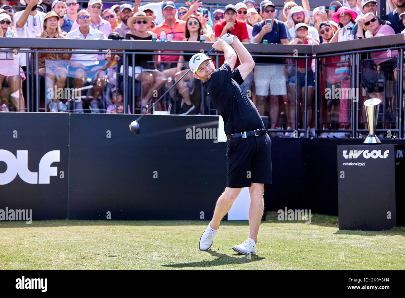 Miami, FL, USA. 30.. Oktober 2022. Branden Grace spielt beim Finale der LIV Golf Team Championship Miami im Trump National Doral Miami, Doral, Florida Sonntag, 30. Oktober 2022, einen Schuss aus dem 18.-Loch. Kredit: Yaroslav Sabitov/YES Market Media/Alamy Live Nachrichten Stockfoto