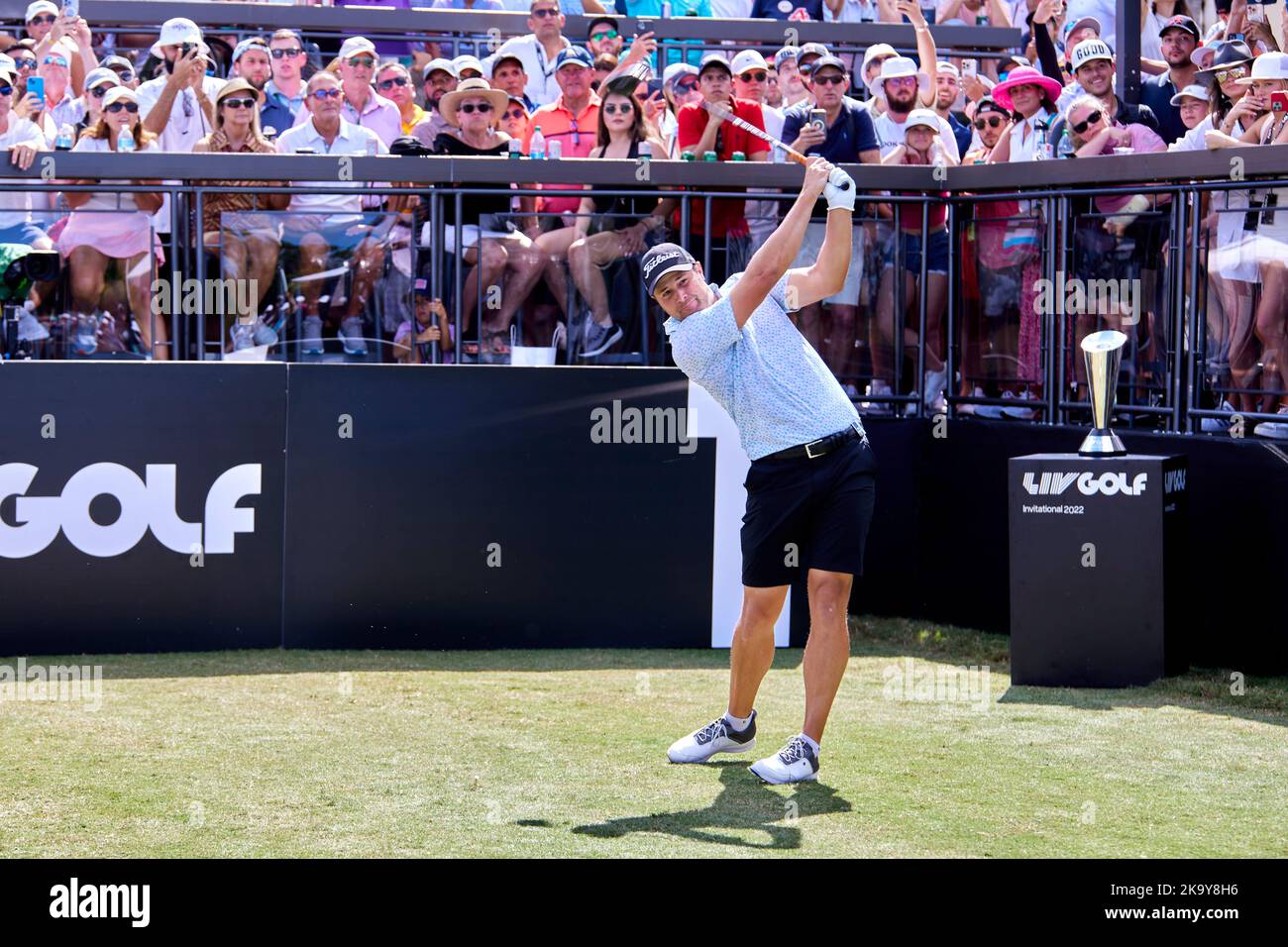 Miami, FL, USA. 30.. Oktober 2022. Peter Uihlein spielt beim Finale der LIV Golf Team Championship Miami im Trump National Doral Miami, Doral, Florida, am Sonntag, 30. Oktober 2022, einen Schuss aus dem 18.-Loch. Kredit: Yaroslav Sabitov/YES Market Media/Alamy Live Nachrichten Stockfoto