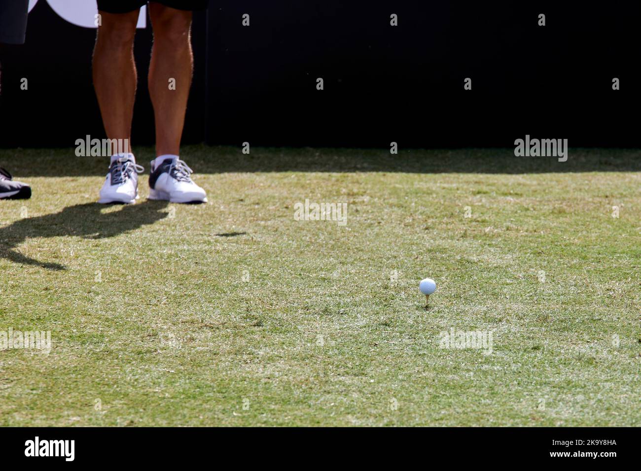 Miami, FL, USA. 30.. Oktober 2022. Peter Uihlein spielt beim Finale der LIV Golf Team Championship Miami im Trump National Doral Miami, Doral, Florida, am Sonntag, 30. Oktober 2022, einen Schuss aus dem 18.-Loch. Kredit: Yaroslav Sabitov/YES Market Media/Alamy Live Nachrichten Stockfoto