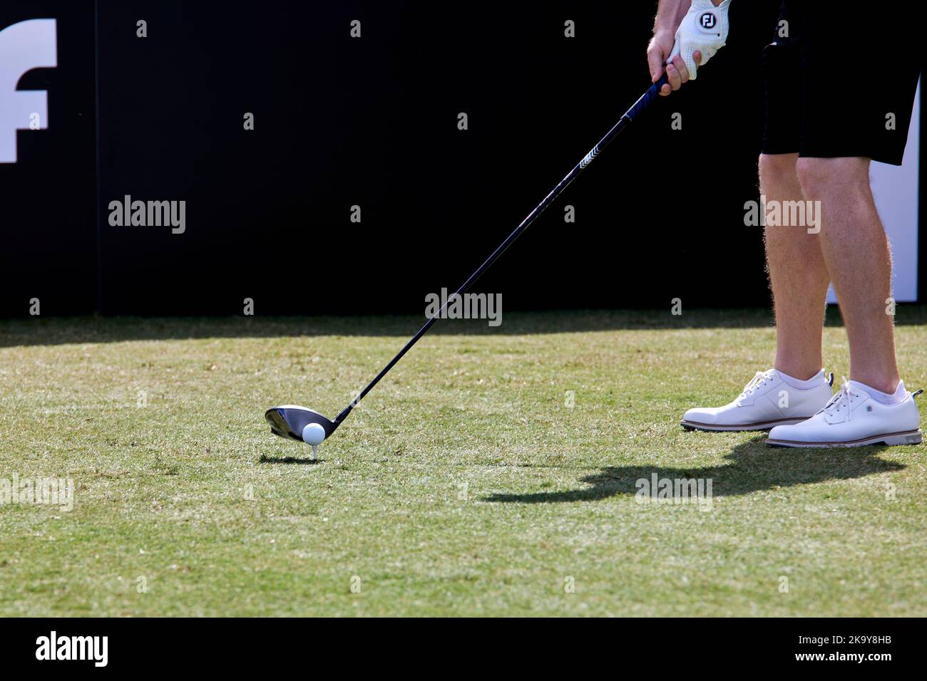 Miami, FL, USA. 30.. Oktober 2022. Branden Grace spielt beim Finale der LIV Golf Team Championship Miami im Trump National Doral Miami, Doral, Florida Sonntag, 30. Oktober 2022, einen Schuss aus dem 18.-Loch. Kredit: Yaroslav Sabitov/YES Market Media/Alamy Live Nachrichten Stockfoto