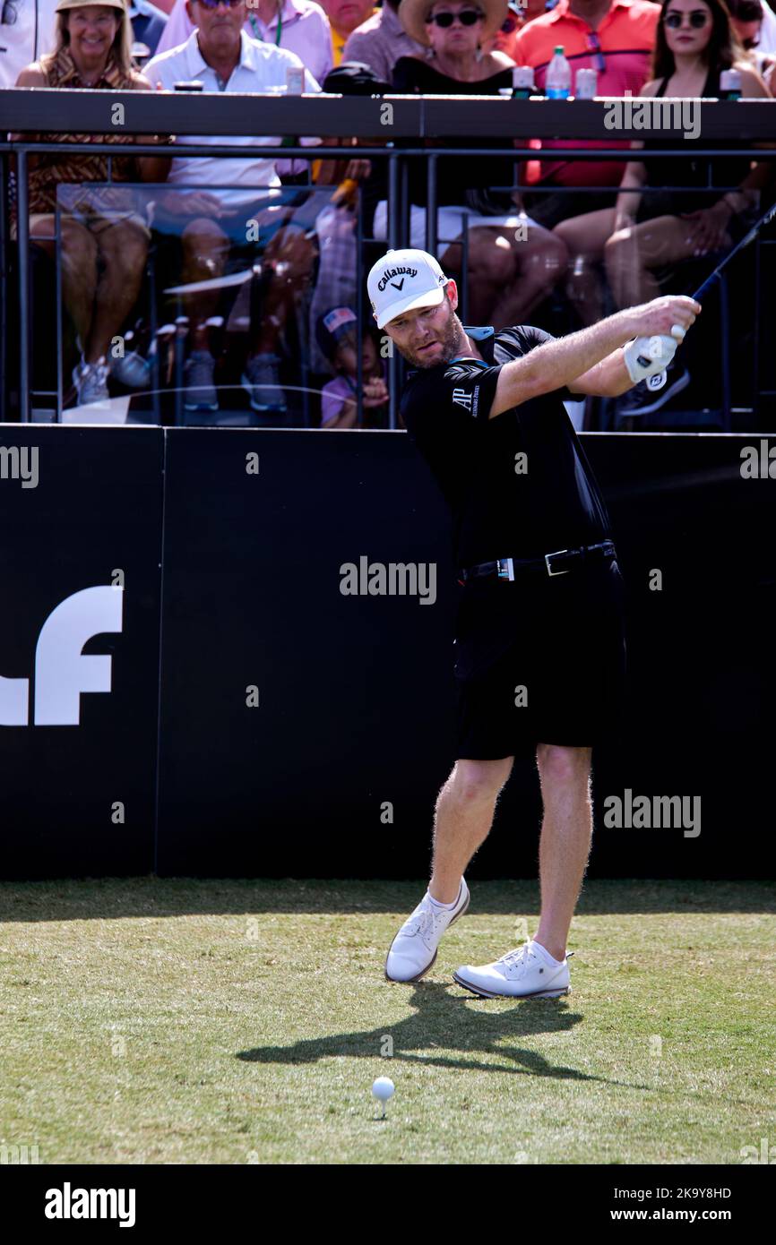 Miami, FL, USA. 30.. Oktober 2022. Branden Grace spielt beim Finale der LIV Golf Team Championship Miami im Trump National Doral Miami, Doral, Florida Sonntag, 30. Oktober 2022, einen Schuss aus dem 18.-Loch. Kredit: Yaroslav Sabitov/YES Market Media/Alamy Live Nachrichten Stockfoto