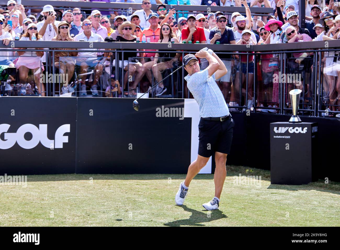 Miami, FL, USA. 30.. Oktober 2022. Peter Uihlein spielt beim Finale der LIV Golf Team Championship Miami im Trump National Doral Miami, Doral, Florida, am Sonntag, 30. Oktober 2022, einen Schuss aus dem 18.-Loch. Kredit: Yaroslav Sabitov/YES Market Media/Alamy Live Nachrichten Stockfoto