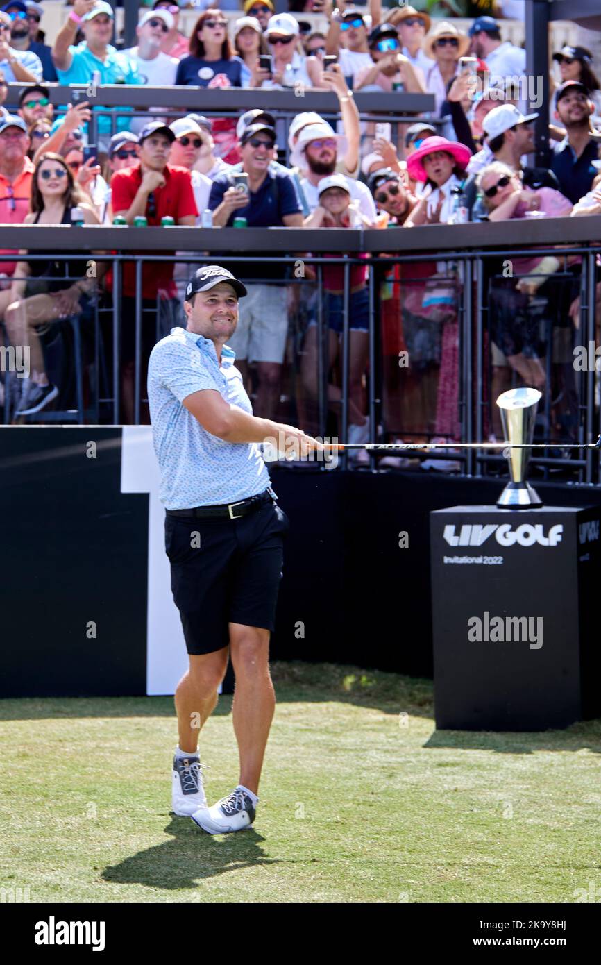 Miami, FL, USA. 30.. Oktober 2022. Peter Uihlein spielt beim Finale der LIV Golf Team Championship Miami im Trump National Doral Miami, Doral, Florida, am Sonntag, 30. Oktober 2022, einen Schuss aus dem 18.-Loch. Kredit: Yaroslav Sabitov/YES Market Media/Alamy Live Nachrichten Stockfoto