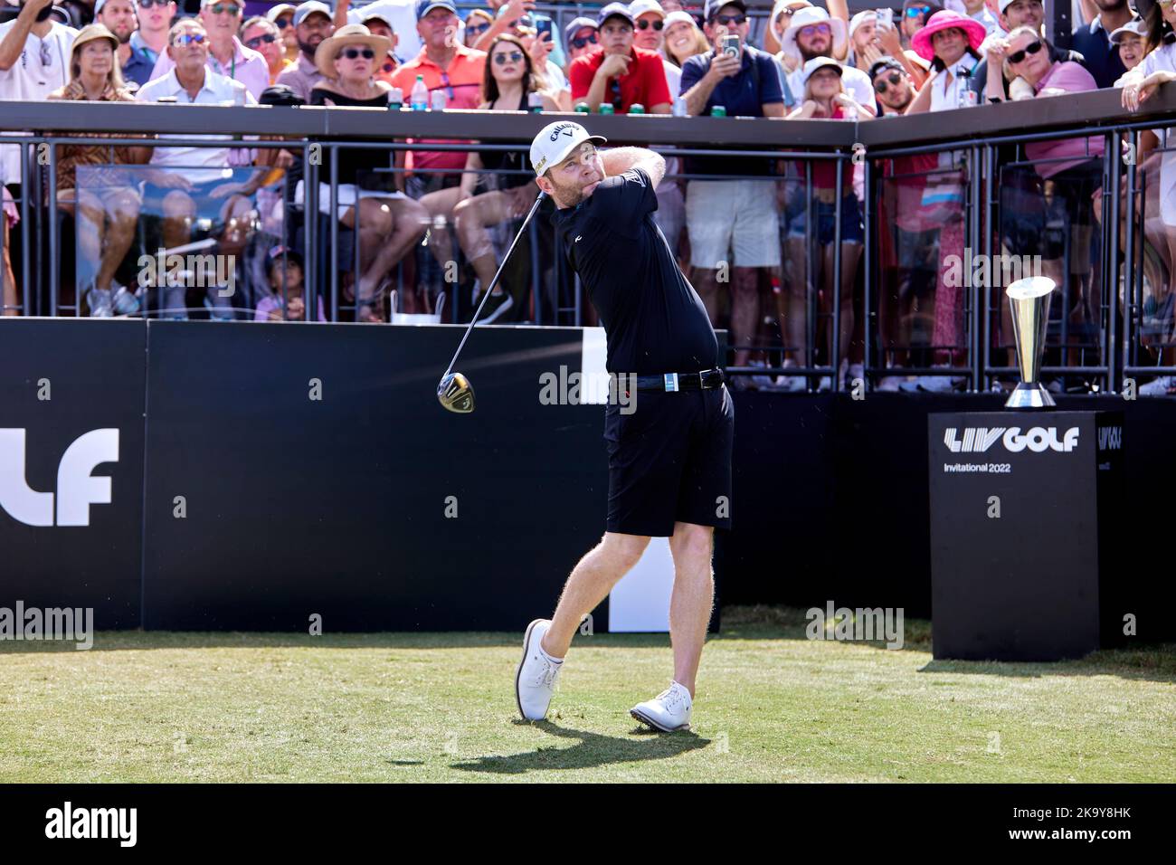 Miami, FL, USA. 30.. Oktober 2022. Branden Grace spielt beim Finale der LIV Golf Team Championship Miami im Trump National Doral Miami, Doral, Florida Sonntag, 30. Oktober 2022, einen Schuss aus dem 18.-Loch. Kredit: Yaroslav Sabitov/YES Market Media/Alamy Live Nachrichten Stockfoto