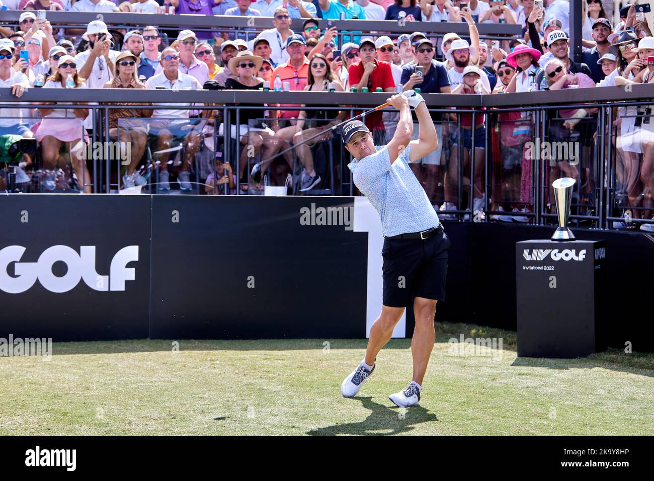 Miami, FL, USA. 30.. Oktober 2022. Peter Uihlein spielt beim Finale der LIV Golf Team Championship Miami im Trump National Doral Miami, Doral, Florida, am Sonntag, 30. Oktober 2022, einen Schuss aus dem 18.-Loch. Kredit: Yaroslav Sabitov/YES Market Media/Alamy Live Nachrichten Stockfoto