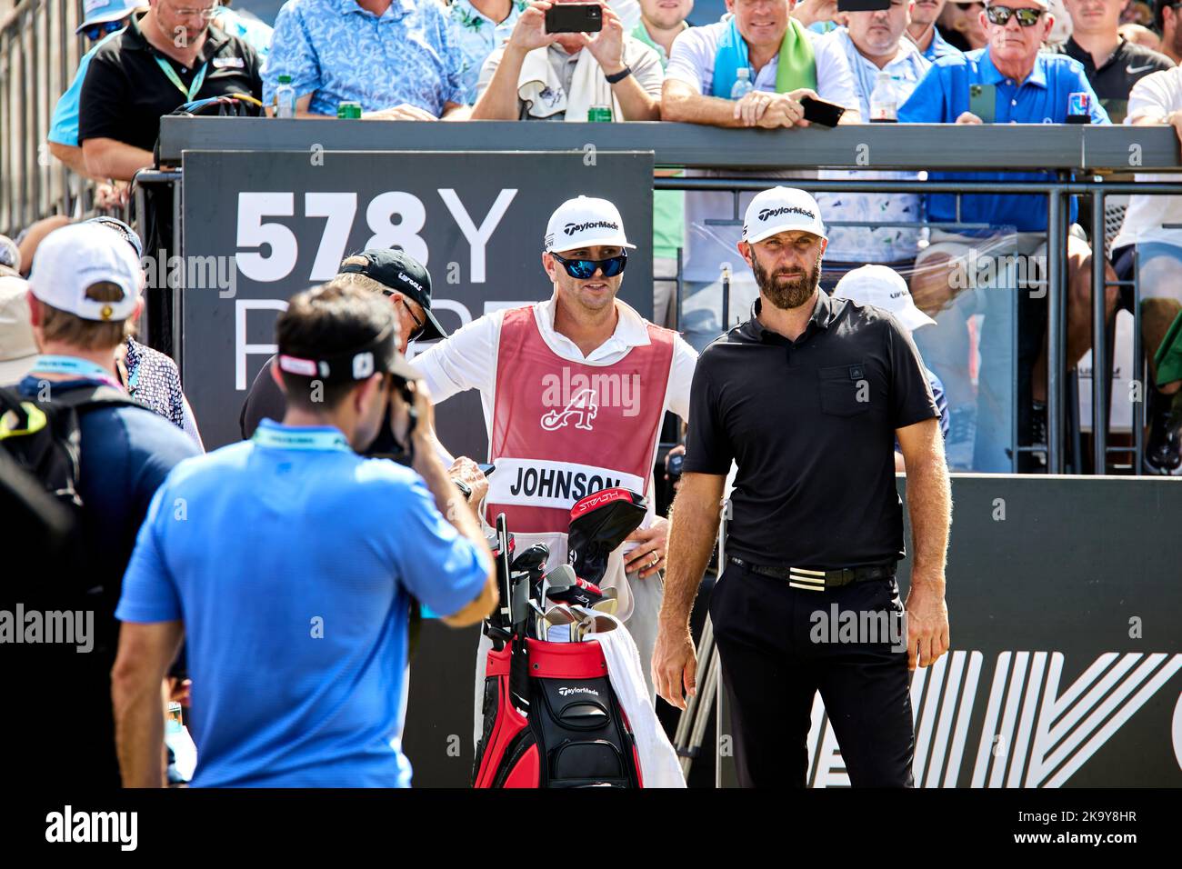 Miami, FL, USA. 30.. Oktober 2022. Dustin Johnson spielt beim Finale der LIV Golf Team Championship Miami im Trump National Doral Miami, Doral, Florida Sonntag, 30. Oktober 2022, einen Schuss aus dem 18.-Loch. Kredit: Yaroslav Sabitov/YES Market Media/Alamy Live Nachrichten Stockfoto