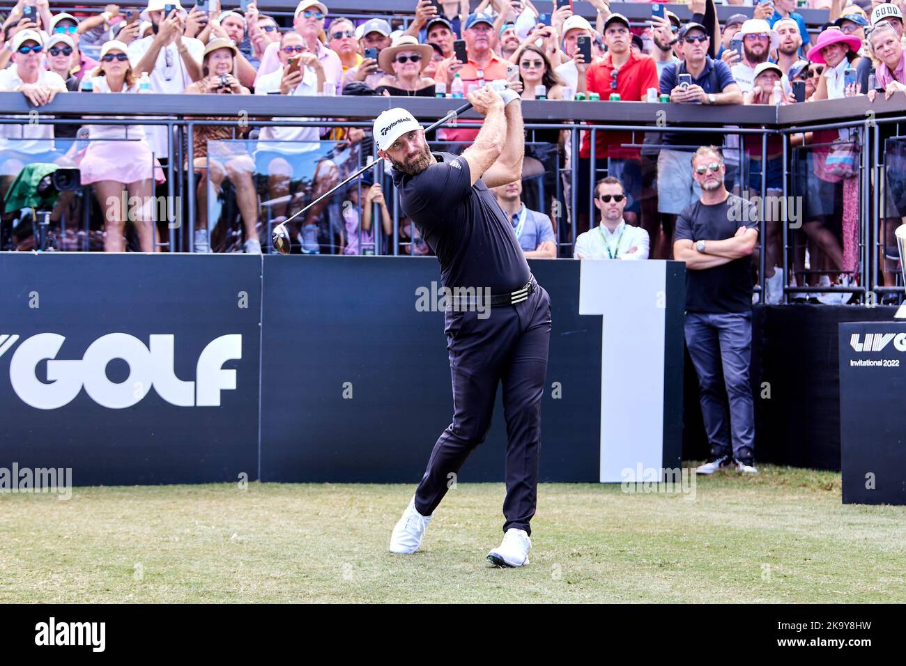 Miami, FL, USA. 30.. Oktober 2022. Dustin Johnson spielt beim Finale der LIV Golf Team Championship Miami im Trump National Doral Miami, Doral, Florida Sonntag, 30. Oktober 2022, einen Schuss aus dem 18.-Loch. Kredit: Yaroslav Sabitov/YES Market Media/Alamy Live Nachrichten Stockfoto