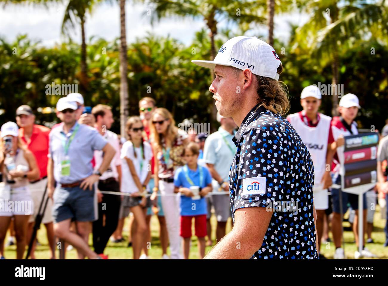 Miami, FL, USA. 30.. Oktober 2022. Cameron Smith spielt beim Finale der LIV Golf Team Championship Miami im Trump National Doral Miami, Doral, Florida Sonntag, 30. Oktober 2022, einen Schuss aus dem 18.-Loch. Kredit: Yaroslav Sabitov/YES Market Media/Alamy Live Nachrichten Stockfoto