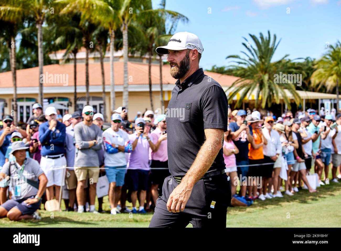Miami, FL, USA. 30.. Oktober 2022. Dustin Johnson spielt beim Finale der LIV Golf Team Championship Miami im Trump National Doral Miami, Doral, Florida Sonntag, 30. Oktober 2022, einen Schuss aus dem 18.-Loch. Kredit: Yaroslav Sabitov/YES Market Media/Alamy Live Nachrichten Stockfoto