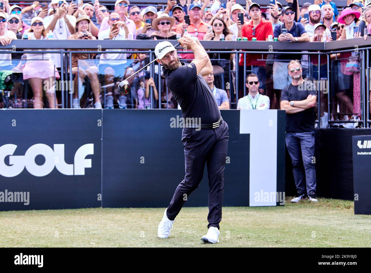 Miami, FL, USA. 30.. Oktober 2022. Dustin Johnson spielt beim Finale der LIV Golf Team Championship Miami im Trump National Doral Miami, Doral, Florida Sonntag, 30. Oktober 2022, einen Schuss aus dem 18.-Loch. Kredit: Yaroslav Sabitov/YES Market Media/Alamy Live Nachrichten Stockfoto