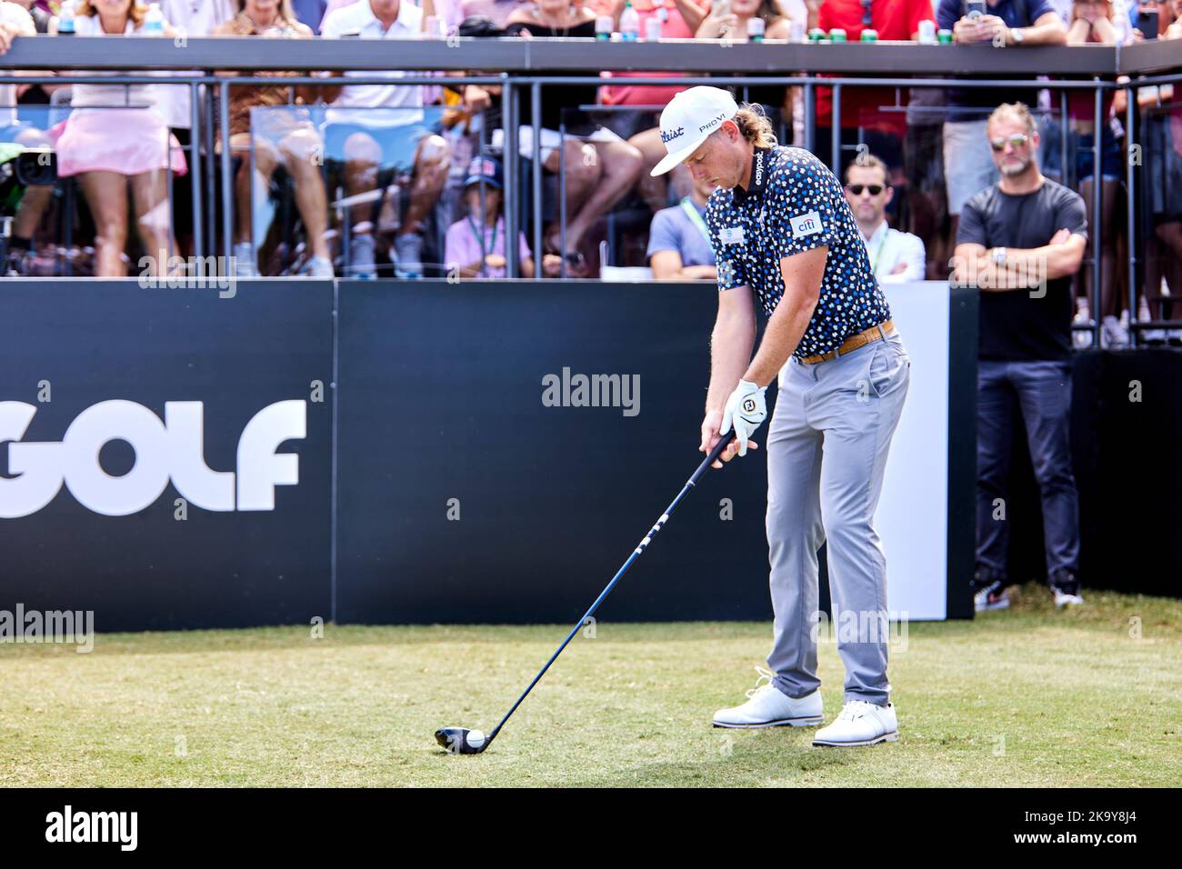 Miami, FL, USA. 30.. Oktober 2022. Cameron Smith spielt beim Finale der LIV Golf Team Championship Miami im Trump National Doral Miami, Doral, Florida Sonntag, 30. Oktober 2022, einen Schuss aus dem 18.-Loch. Kredit: Yaroslav Sabitov/YES Market Media/Alamy Live Nachrichten Stockfoto