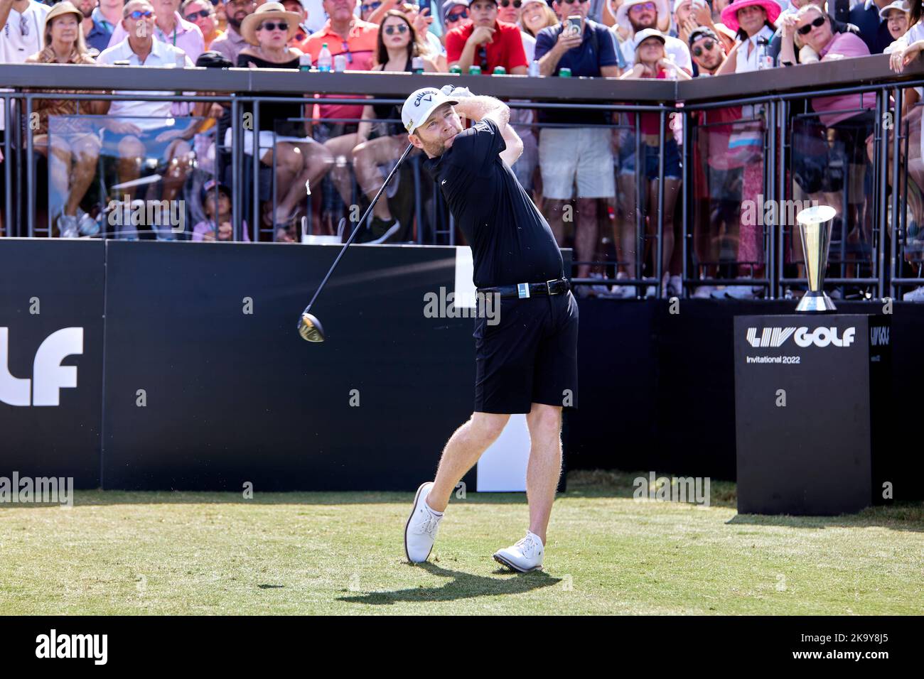 Miami, FL, USA. 30.. Oktober 2022. Branden Grace spielt beim Finale der LIV Golf Team Championship Miami im Trump National Doral Miami, Doral, Florida Sonntag, 30. Oktober 2022, einen Schuss aus dem 18.-Loch. Kredit: Yaroslav Sabitov/YES Market Media/Alamy Live Nachrichten Stockfoto