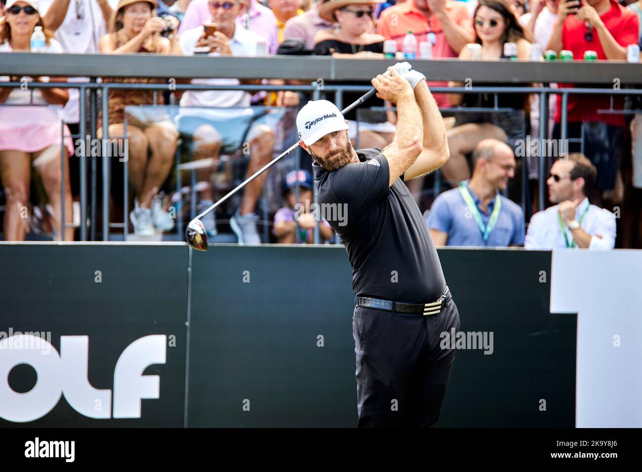 Miami, FL, USA. 30.. Oktober 2022. Dustin Johnson spielt beim Finale der LIV Golf Team Championship Miami im Trump National Doral Miami, Doral, Florida Sonntag, 30. Oktober 2022, einen Schuss aus dem 18.-Loch. Kredit: Yaroslav Sabitov/YES Market Media/Alamy Live Nachrichten Stockfoto