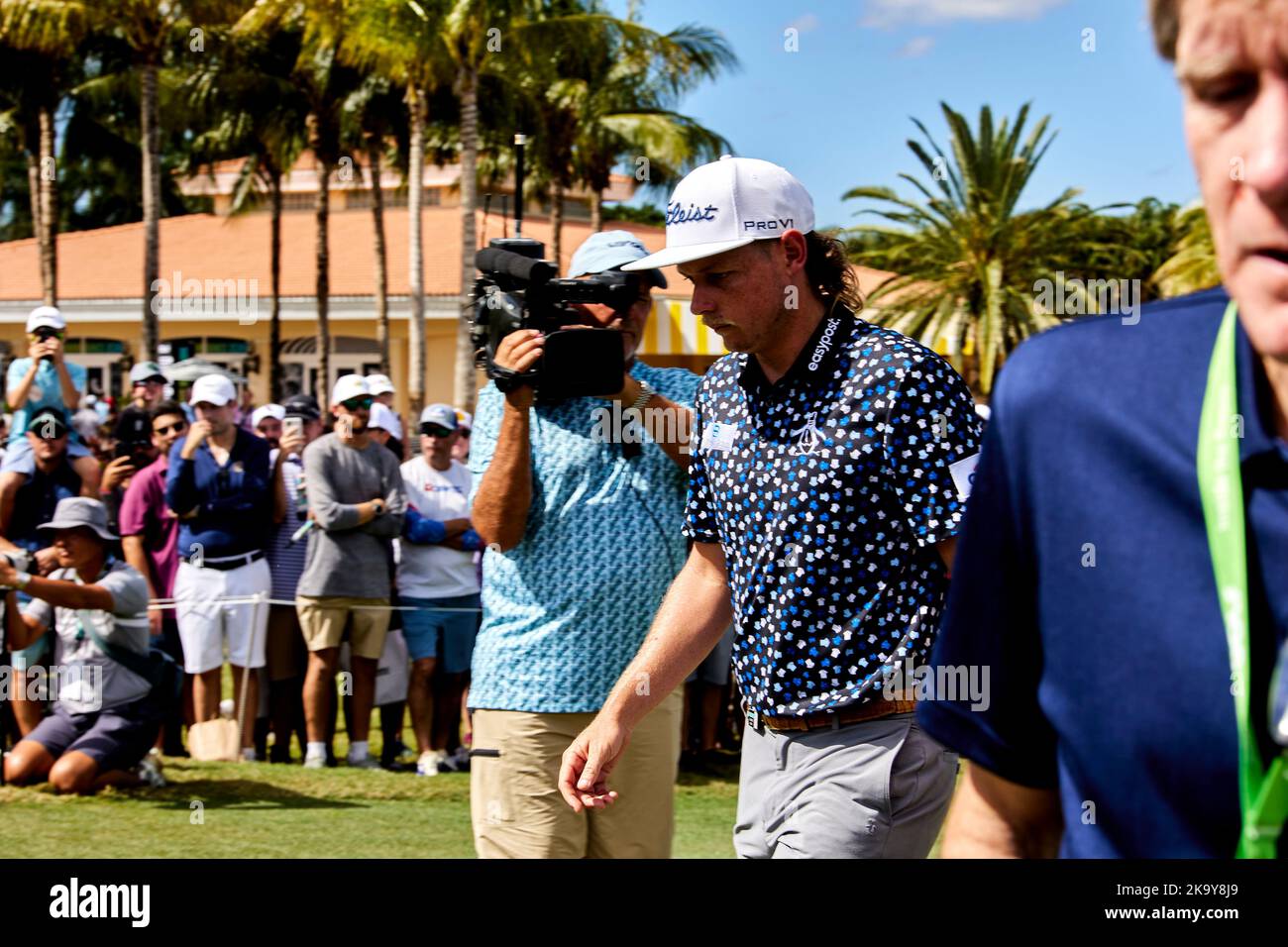 Miami, FL, USA. 30.. Oktober 2022. Cameron Smith spielt beim Finale der LIV Golf Team Championship Miami im Trump National Doral Miami, Doral, Florida Sonntag, 30. Oktober 2022, einen Schuss aus dem 18.-Loch. Kredit: Yaroslav Sabitov/YES Market Media/Alamy Live Nachrichten Stockfoto