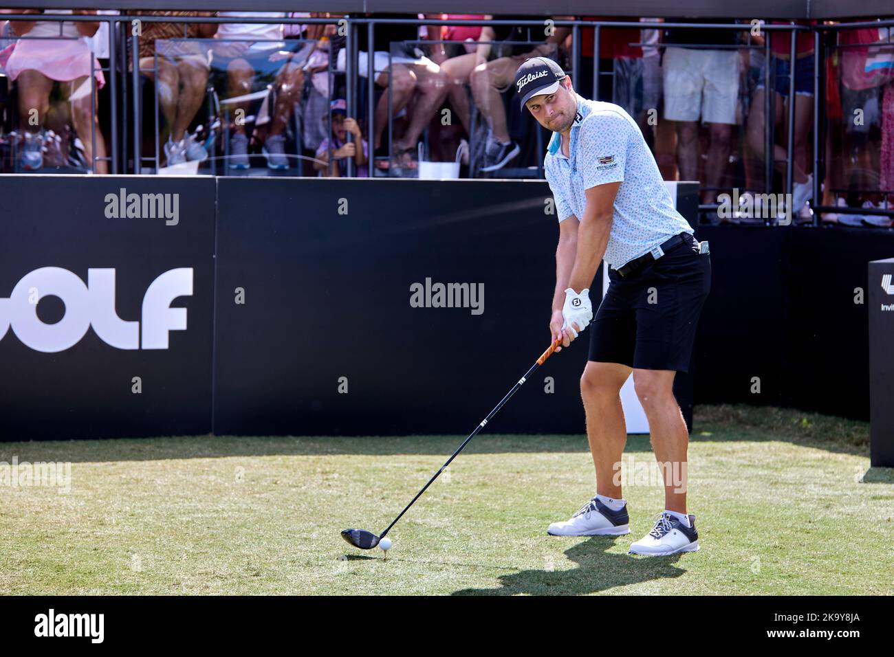 Miami, FL, USA. 30.. Oktober 2022. Peter Uihlein spielt beim Finale der LIV Golf Team Championship Miami im Trump National Doral Miami, Doral, Florida, am Sonntag, 30. Oktober 2022, einen Schuss aus dem 18.-Loch. Kredit: Yaroslav Sabitov/YES Market Media/Alamy Live Nachrichten Stockfoto