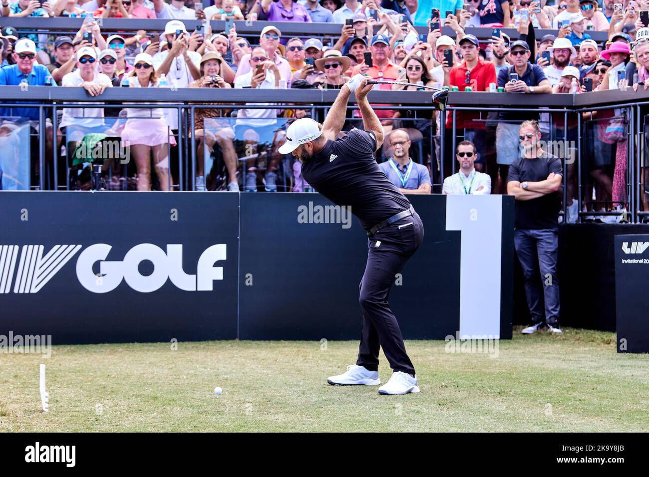 Miami, FL, USA. 30.. Oktober 2022. Dustin Johnson spielt beim Finale der LIV Golf Team Championship Miami im Trump National Doral Miami, Doral, Florida Sonntag, 30. Oktober 2022, einen Schuss aus dem 18.-Loch. Kredit: Yaroslav Sabitov/YES Market Media/Alamy Live Nachrichten Stockfoto