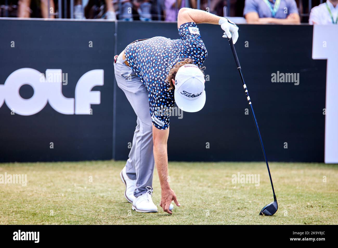 Miami, FL, USA. 30.. Oktober 2022. Cameron Smith spielt beim Finale der LIV Golf Team Championship Miami im Trump National Doral Miami, Doral, Florida Sonntag, 30. Oktober 2022, einen Schuss aus dem 18.-Loch. Kredit: Yaroslav Sabitov/YES Market Media/Alamy Live Nachrichten Stockfoto