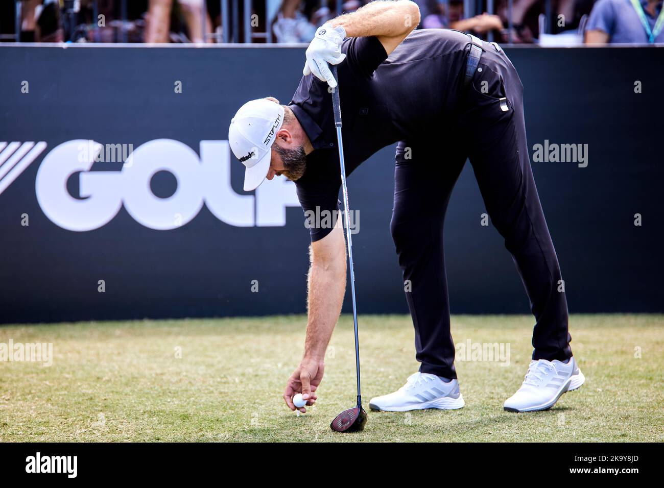 Miami, FL, USA. 30.. Oktober 2022. Dustin Johnson spielt beim Finale der LIV Golf Team Championship Miami im Trump National Doral Miami, Doral, Florida Sonntag, 30. Oktober 2022, einen Schuss aus dem 18.-Loch. Kredit: Yaroslav Sabitov/YES Market Media/Alamy Live Nachrichten Stockfoto