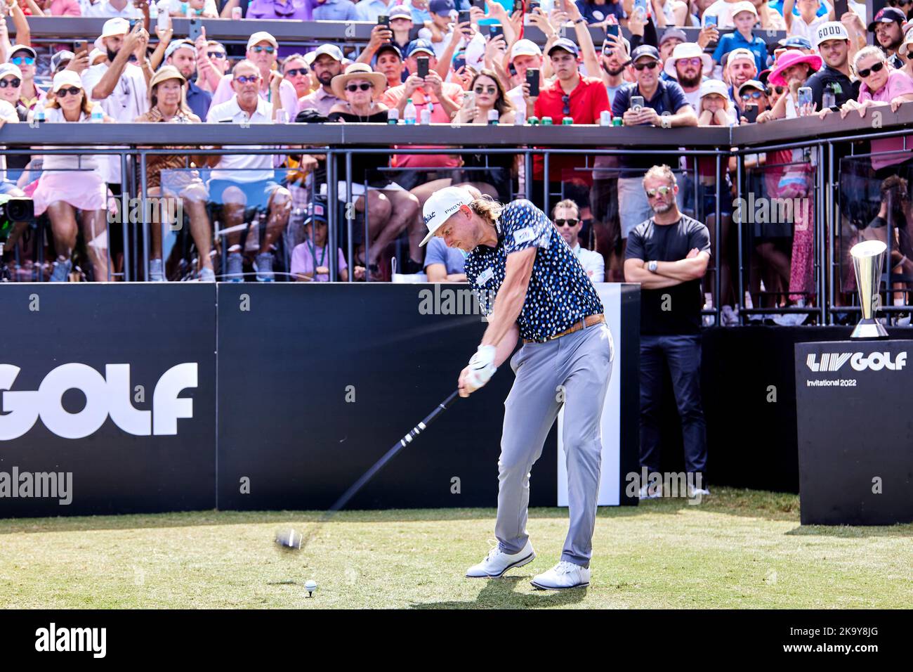 Miami, FL, USA. 30.. Oktober 2022. Cameron Smith spielt beim Finale der LIV Golf Team Championship Miami im Trump National Doral Miami, Doral, Florida Sonntag, 30. Oktober 2022, einen Schuss aus dem 18.-Loch. Kredit: Yaroslav Sabitov/YES Market Media/Alamy Live Nachrichten Stockfoto