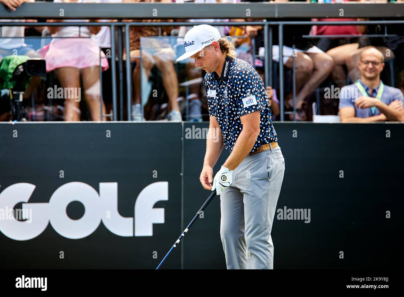 Miami, FL, USA. 30.. Oktober 2022. Cameron Smith spielt beim Finale der LIV Golf Team Championship Miami im Trump National Doral Miami, Doral, Florida Sonntag, 30. Oktober 2022, einen Schuss aus dem 18.-Loch. Kredit: Yaroslav Sabitov/YES Market Media/Alamy Live Nachrichten Stockfoto