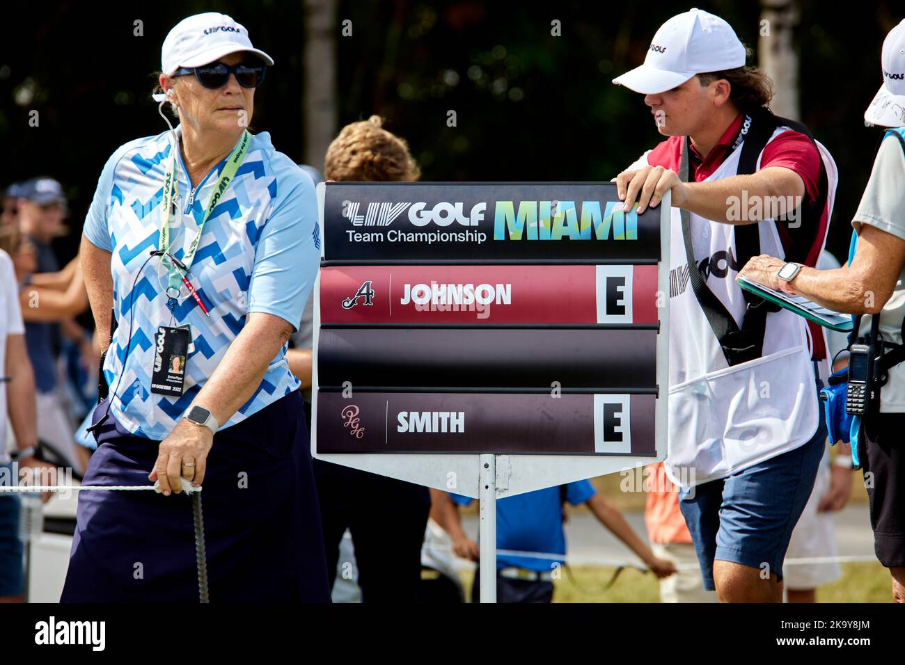 Miami, FL, USA. 30.. Oktober 2022. Dustin Johnson gegen Cameron Smith spielt beim Finale der LIV Golf Team Championship Miami im Trump National Doral Miami, Doral, Florida Sonntag, 30. Oktober 2022, einen Schuss aus dem 18.-Loch. Kredit: Yaroslav Sabitov/YES Market Media/Alamy Live Nachrichten Stockfoto