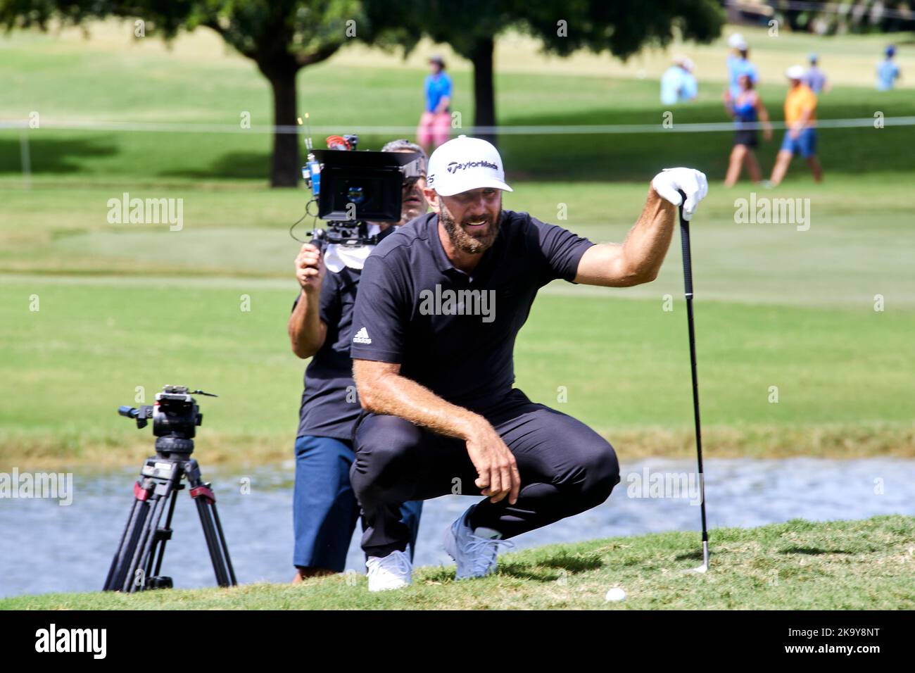 Miami, FL, USA. 30.. Oktober 2022. Dustin Johnson spielt beim Finale der LIV Golf Team Championship Miami im Trump National Doral Miami, Doral, Florida Sonntag, 30. Oktober 2022, einen Schuss aus dem 18.-Loch. Kredit: Yaroslav Sabitov/YES Market Media/Alamy Live Nachrichten Stockfoto