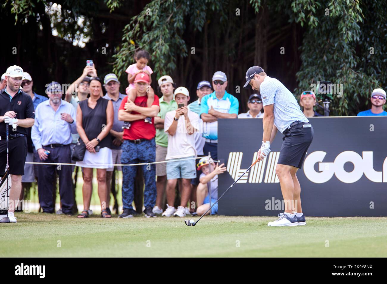 Miami, FL, USA. 30.. Oktober 2022. Peter Uihlein spielt beim Finale der LIV Golf Team Championship Miami im Trump National Doral Miami, Doral, Florida, am Sonntag, 30. Oktober 2022, einen Schuss aus dem 18.-Loch. Kredit: Yaroslav Sabitov/YES Market Media/Alamy Live Nachrichten Stockfoto