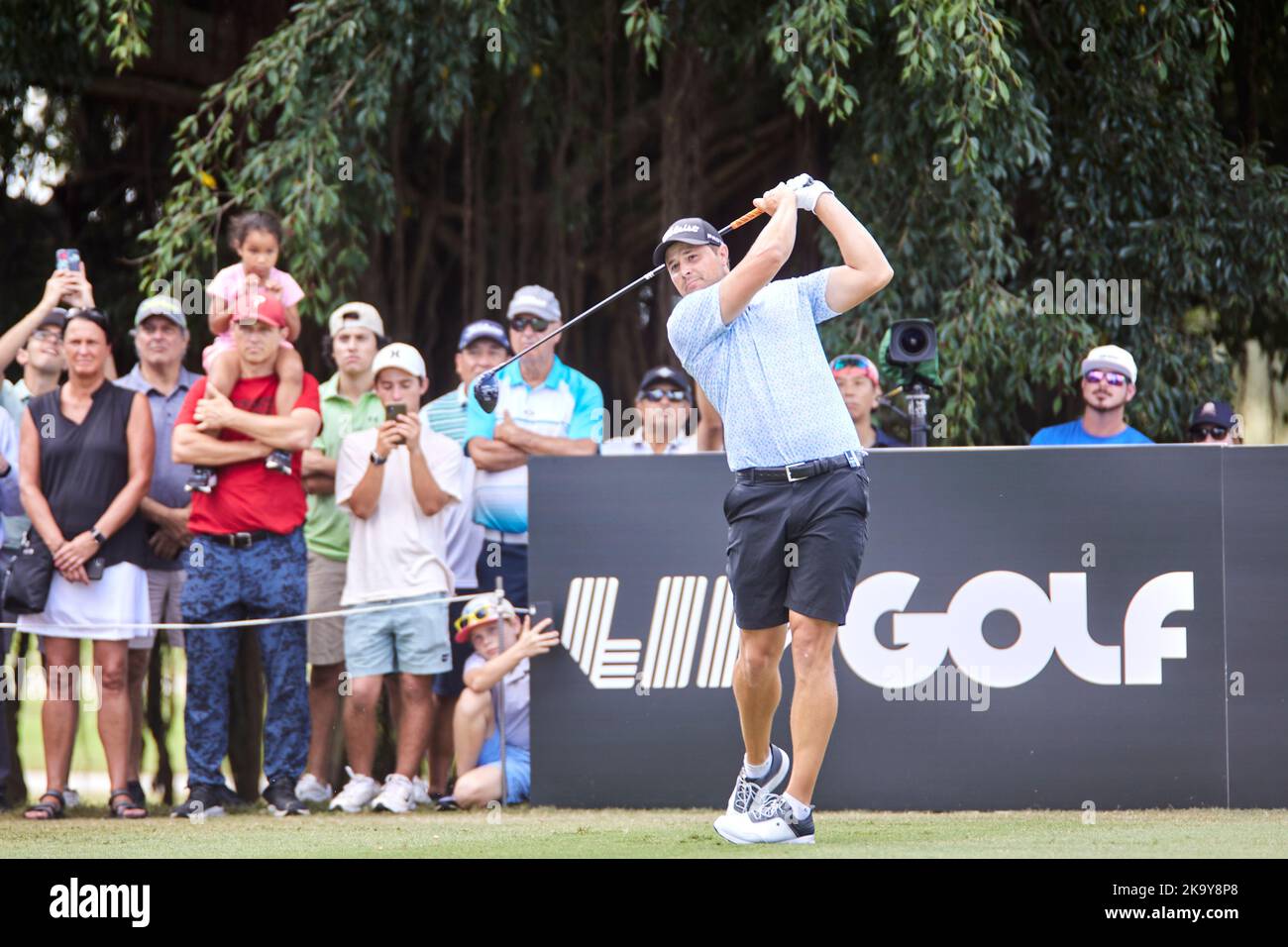 Miami, FL, USA. 30.. Oktober 2022. Peter Uihlein spielt beim Finale der LIV Golf Team Championship Miami im Trump National Doral Miami, Doral, Florida, am Sonntag, 30. Oktober 2022, einen Schuss aus dem 18.-Loch. Kredit: Yaroslav Sabitov/YES Market Media/Alamy Live Nachrichten Stockfoto