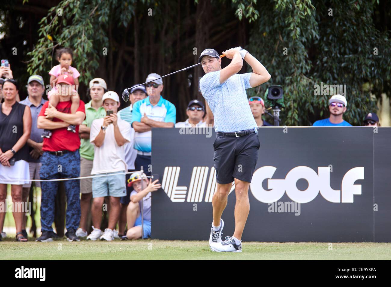Miami, FL, USA. 30.. Oktober 2022. Peter Uihlein spielt beim Finale der LIV Golf Team Championship Miami im Trump National Doral Miami, Doral, Florida, am Sonntag, 30. Oktober 2022, einen Schuss aus dem 18.-Loch. Kredit: Yaroslav Sabitov/YES Market Media/Alamy Live Nachrichten Stockfoto