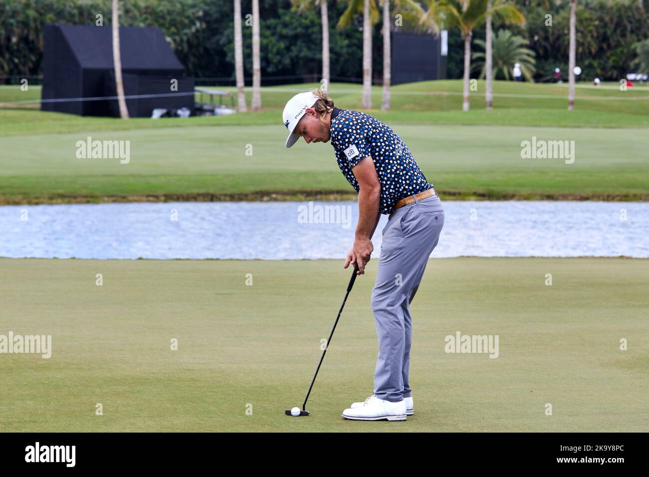 Miami, FL, USA. 30.. Oktober 2022. Cameron Smith spielt beim Finale der LIV Golf Team Championship Miami im Trump National Doral Miami, Doral, Florida Sonntag, 30. Oktober 2022, einen Schuss aus dem 18.-Loch. Kredit: Yaroslav Sabitov/YES Market Media/Alamy Live Nachrichten Stockfoto
