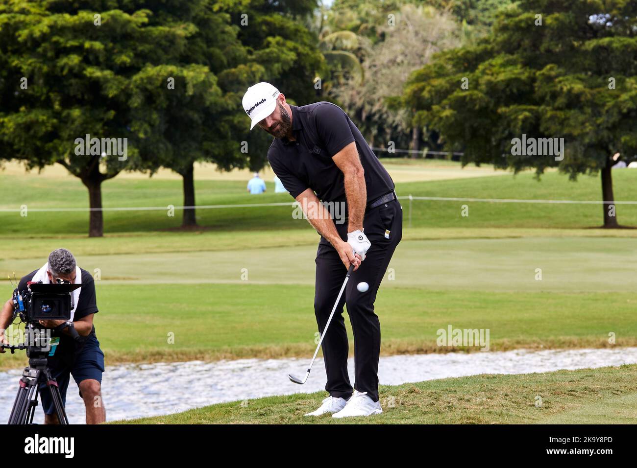 Miami, FL, USA. 30.. Oktober 2022. Dustin Johnson spielt beim Finale der LIV Golf Team Championship Miami im Trump National Doral Miami, Doral, Florida Sonntag, 30. Oktober 2022, einen Schuss aus dem 18.-Loch. Kredit: Yaroslav Sabitov/YES Market Media/Alamy Live Nachrichten Stockfoto